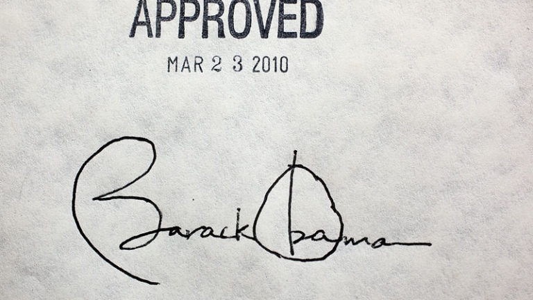 800px-Obama_healthcare_signature