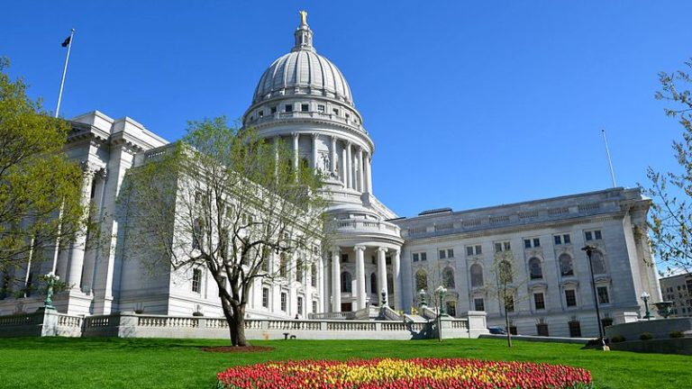 800px-Wisconsin_State_Capitol_Building_during_Tulip_Festival