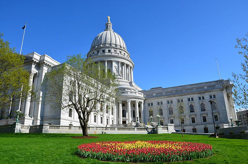 800px-Wisconsin_State_Capitol_Building_during_Tulip_Festival