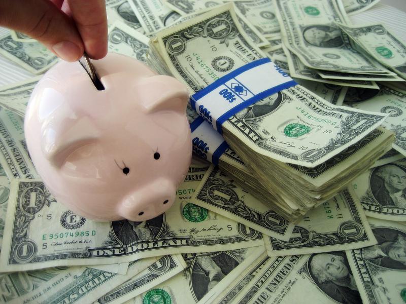 Putting_money_into_a_piggybank 2