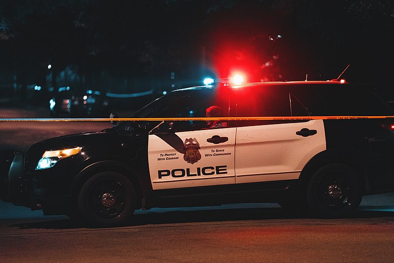 800px-Minneapolis_Police_Officer_in_Squad_Car_-_Shooting_Crime_Scene_(42927654205)