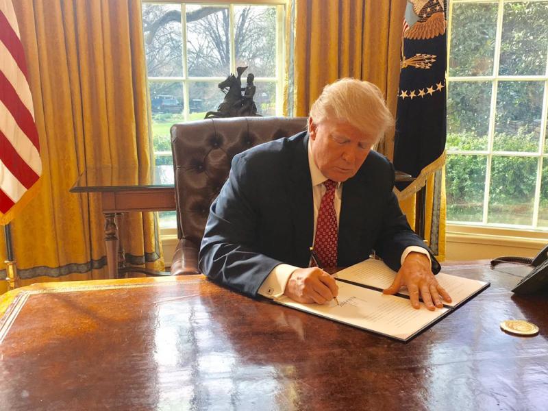 Trump_signing_Executive_Order_13780