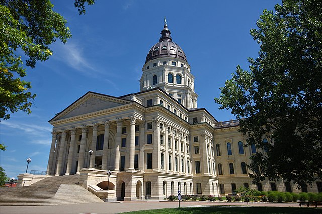 640px-Kansas_state_capitol_building